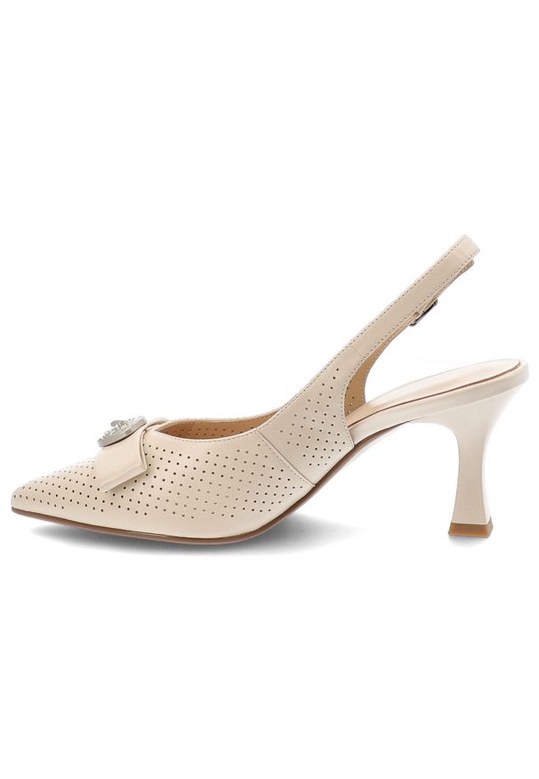 Czółenka damskie S.Barski, skóra naturalna ażurowa cholewka fason slingback regulowany pasek wysoki obcas ozdobna aplikacja, beżowe, CR61-3119. Okazja: na co dzień. Nosek buta: otwarty. Zapięcie: pasek. Kolor: beżowy. Szerokość cholewki: normalna. Wzór: aplikacja, ażurowy. Materiał: skóra. Obcas: na obcasie. Styl: elegancki, klasyczny, casual. Wysokość obcasa: wysoki