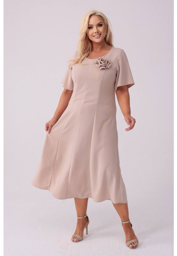 Moda Size Plus Iwanek - Elegancka sukienka Doris na wesele w kolorze nude PLUS SIZE XXL. Okazja: na wesele, na ślub cywilny. Kolekcja: plus size. Materiał: tkanina, elastan, poliester, materiał. Długość rękawa: krótki rękaw. Wzór: gładki, aplikacja, kwiaty. Typ sukienki: dla puszystych. Styl: elegancki. Długość: midi