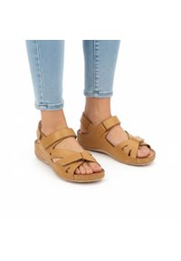 Żółte Sandały Pollonus Damskie Wygodne Obuwie. Zapięcie: rzepy. Kolor: żółty. Materiał: skóra. Wzór: aplikacja. Sezon: lato. Styl: elegancki #1