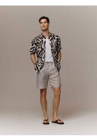 Reserved - Lniana koszula regular fit - ciemnobrązowy. Kolor: brązowy. Materiał: len