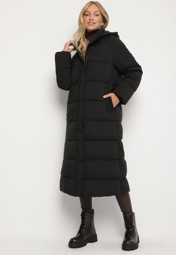 Born2be - Czarna Długa Pikowana Kurtka z Kapturem Afarriva. Okazja: do pracy, na spacer, na co dzień, na spotkanie biznesowe. Typ kołnierza: kaptur. Kolor: czarny. Długość: długie. Styl: klasyczny, casual, elegancki, biznesowy