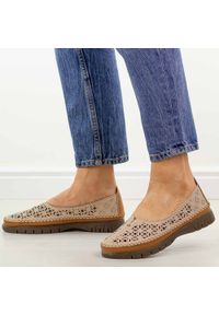 Różowe skórzane półbuty damskie Sergio Leone Sp006. Nosek buta: okrągły. Kolor: różowy. Materiał: skóra. Szerokość cholewki: normalna. Wzór: aplikacja. Sezon: wiosna, lato. Styl: klasyczny #1