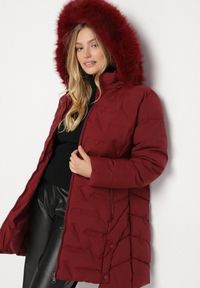 Born2be - Bordowa Pikowana Kurtka z Kapturem z Futerkiem Espenna. Okazja: na co dzień. Typ kołnierza: kaptur. Kolekcja: plus size. Kolor: czerwony. Materiał: futro. Sezon: zima. Styl: casual, elegancki #2