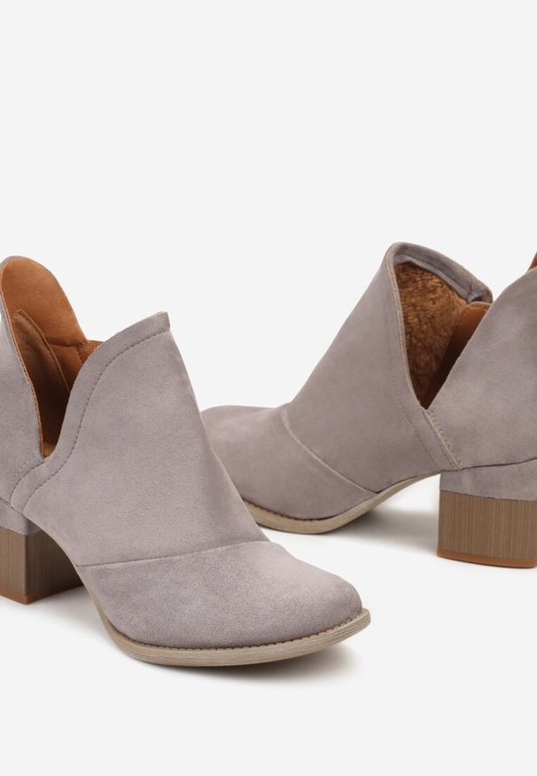 Renee - Szare Botki Boho Ozdobione Wycięciem i Drewnianą Wstawką na Słupku Tioria. Okazja: na co dzień. Kolor: szary. Materiał: jeans, skóra. Wzór: aplikacja. Obcas: na słupku. Styl: boho