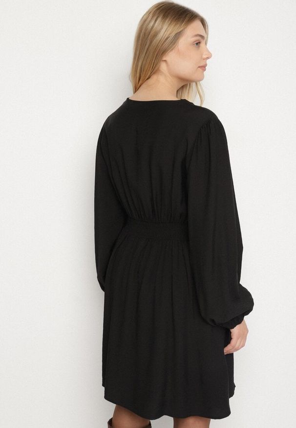 Born2be - Czarna Rozkloszowana Sukienka z Marszczeniem w Talii i Dekoltem w Serek Salindea. Okazja: na co dzień. Typ kołnierza: dekolt w serek. Kolekcja: plus size. Kolor: czarny. Długość rękawa: długi rękaw. Typ sukienki: dla puszystych. Styl: elegancki, casual