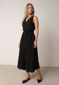 Born2be - Czarna Sukienka o Rozkloszowanym Kroju z Wiskozą i Bawełną z Paskiem Kelaliria. Okazja: na co dzień, na randkę. Kolor: czarny. Materiał: wiskoza, bawełna. Typ sukienki: proste. Styl: casual, elegancki #1