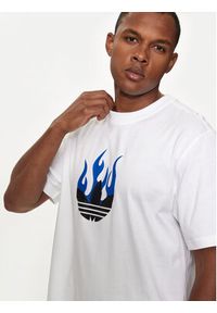 Adidas - adidas T-Shirt Flames Logo IS2944 Biały Loose Fit. Kolor: biały. Materiał: bawełna
