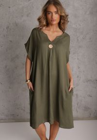 Renee - Zielona Sukienka o Pudełkowym Kroju z Lnem i Wiskozą Zdobiona Guzikiem Mezynore. Kolekcja: plus size. Kolor: zielony. Materiał: wiskoza, len. Wzór: aplikacja. Typ sukienki: dla puszystych. Styl: boho, wakacyjny #4