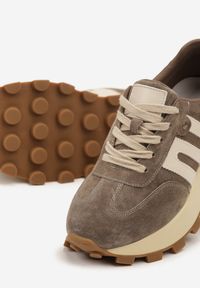 Renee - Ciemnobeżowe Sneakersy ze Skóry Naturalnej Ozdobione Geometrycznym Wzorem Melassea. Okazja: na co dzień. Kolor: beżowy. Materiał: skóra. Wzór: aplikacja, geometria #4