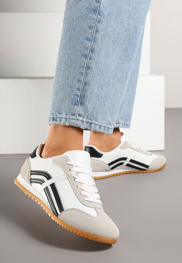 Renee - Białe Sneakersy Typu Klasyczne Tenisówki Zdobione Przeszyciami Zardiva. Kolor: biały. Materiał: jeans. Szerokość cholewki: normalna. Wzór: aplikacja. Obcas: na płaskiej podeszwie