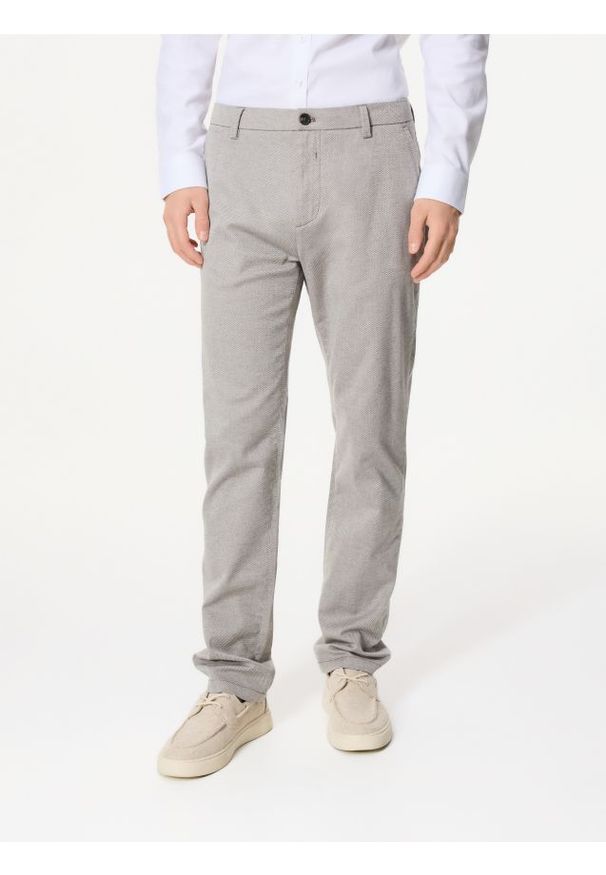 Reserved - Spodnie chino slim - ciemnobrązowy. Kolor: brązowy. Materiał: bawełna, tkanina