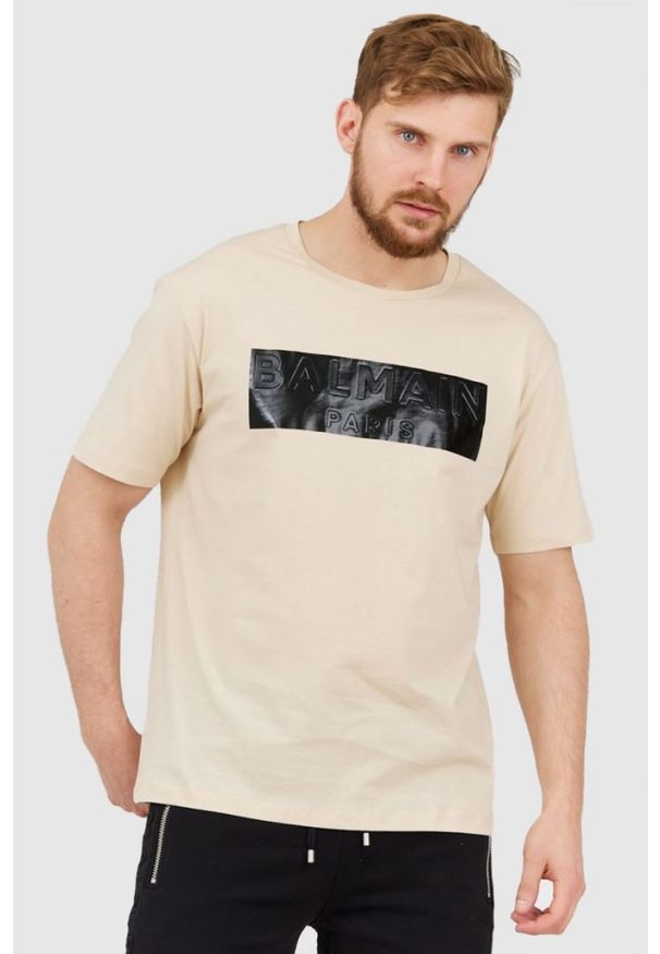 Balmain - BALMAIN Beżowy t-shirt męski z aplikacją z logo, Rozmiar L. Kolor: beżowy. Materiał: prążkowany. Wzór: aplikacja