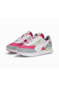 Buty do chodzenia damskie Puma Future Rider Play ON. Zapięcie: sznurówki. Kolor: wielokolorowy, różowy, szary. Materiał: guma, materiał, tkanina, syntetyk. Szerokość cholewki: normalna. Sport: turystyka piesza