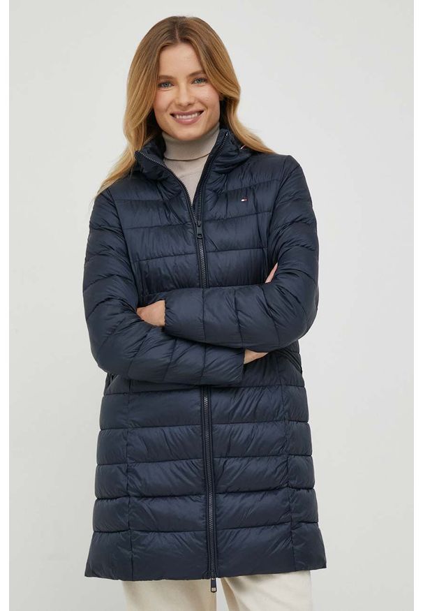TOMMY HILFIGER - Tommy Hilfiger kurtka damska kolor granatowy przejściowa. Typ kołnierza: kaptur. Kolor: niebieski. Materiał: poliester