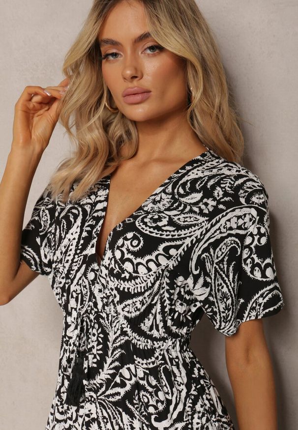 Renee - Czarna Sukienka Letnia z Gumką w Talii i Ozdobnymi Chwostami Aleriana. Kolor: czarny. Sezon: lato