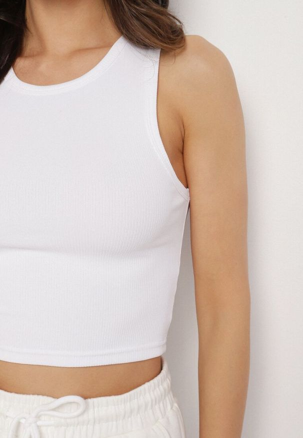 Born2be - Biały Krótki Tank Top z Prążkowanej Tkaniny Nevallia. Okazja: na co dzień. Kolor: biały. Materiał: prążkowany, tkanina. Długość: krótkie. Styl: klasyczny, casual, elegancki