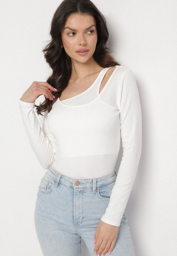 Born2be - Biała Bluzka z Asymetrycznym Dekoltem Tatelia. Okazja: na co dzień. Kolor: biały. Materiał: jeans. Styl: elegancki, casual