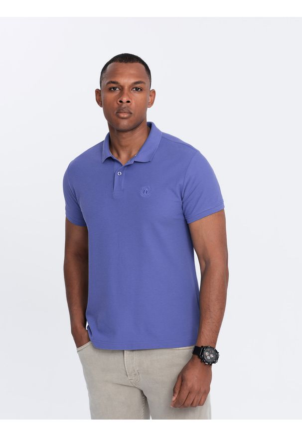 Ombre Clothing - Jednokolorowa koszulka polo męska BASIC z dzianiny pique - fioletowa V12 - Rozmiar: XL. Okazja: na co dzień. Typ kołnierza: polo. Kolor: fioletowy. Materiał: dzianina. Wzór: aplikacja, haft, jednolity. Styl: wizytowy, casual, sportowy
