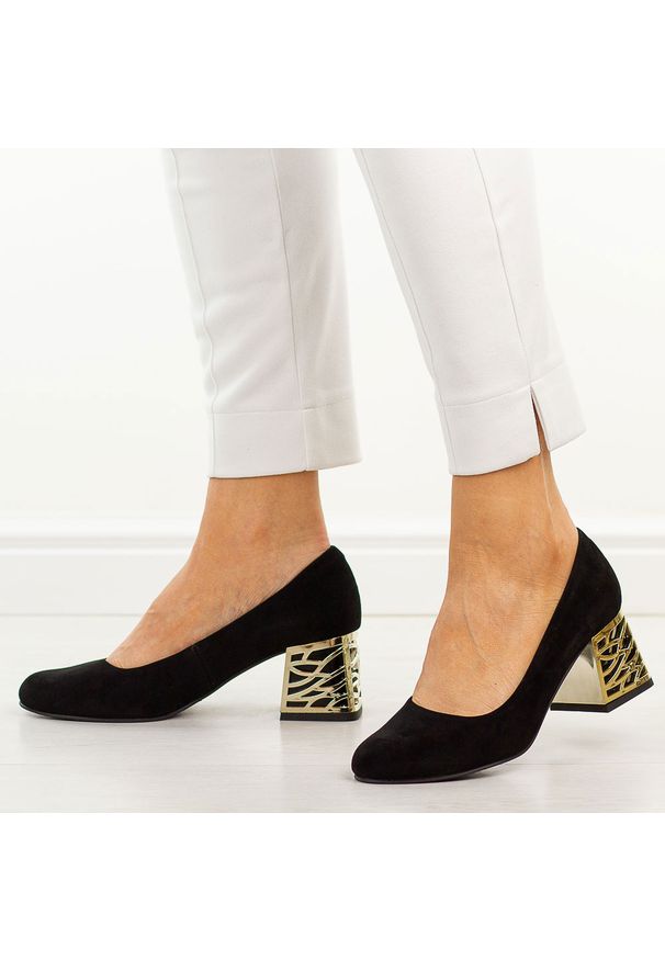 Czarne zamsz Polskie czółenka damskie Suzana 594. Okazja: na co dzień. Nosek buta: okrągły. Kolor: czarny. Szerokość cholewki: normalna. Materiał: zamsz. Sezon: wiosna, lato, jesień. Obcas: na obcasie. Styl: wizytowy, casual, klasyczny, elegancki. Wysokość obcasa: średni