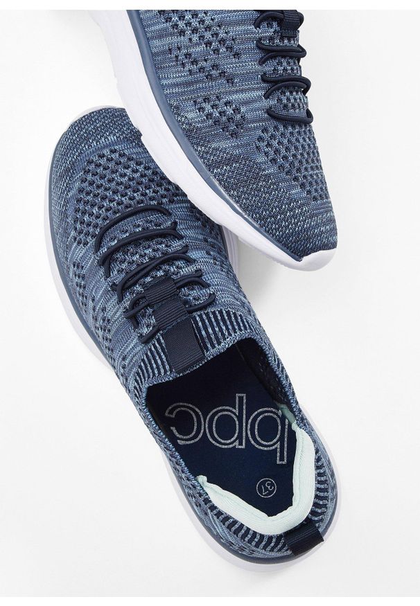 bonprix - Wygodne sneakersy wsuwane z miękkiego materiału. Zapięcie: bez zapięcia. Kolor: niebieski. Materiał: materiał