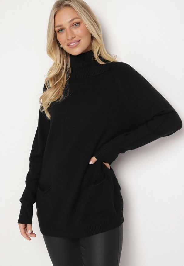 Born2be - Czarny Golf z Wiskozą Zdobiony Wsuwanymi Kieszonkami Viaela. Okazja: na co dzień. Typ kołnierza: golf. Kolekcja: plus size. Kolor: czarny. Długość: długie. Wzór: aplikacja. Materiał: wiskoza. Długość rękawa: długi rękaw. Styl: elegancki, casual