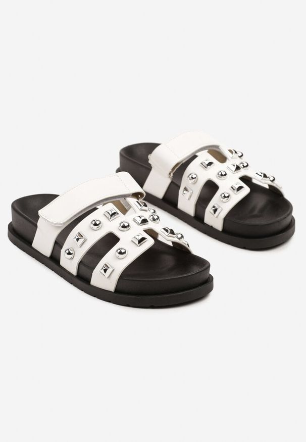 Born2be - Białe Klapki z Regulowanym Rzepem Zdobione Ćwiekami Isarila. Okazja: na co dzień. Nosek buta: otwarty. Kolor: biały. Materiał: jeans. Wzór: aplikacja. Obcas: na płaskiej podeszwie. Styl: elegancki, casual
