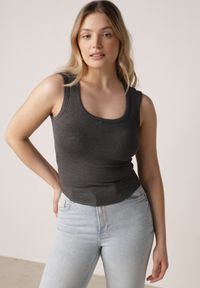 Born2be - Szary Dopasowany Top Bez Rękawów z Wiskozy z Kwadratowym Dekoltem Madu. Okazja: na spacer. Typ kołnierza: dekolt kwadratowy. Kolor: szary. Materiał: wiskoza. Długość rękawa: bez rękawów. Sezon: lato. Styl: elegancki, klasyczny #1