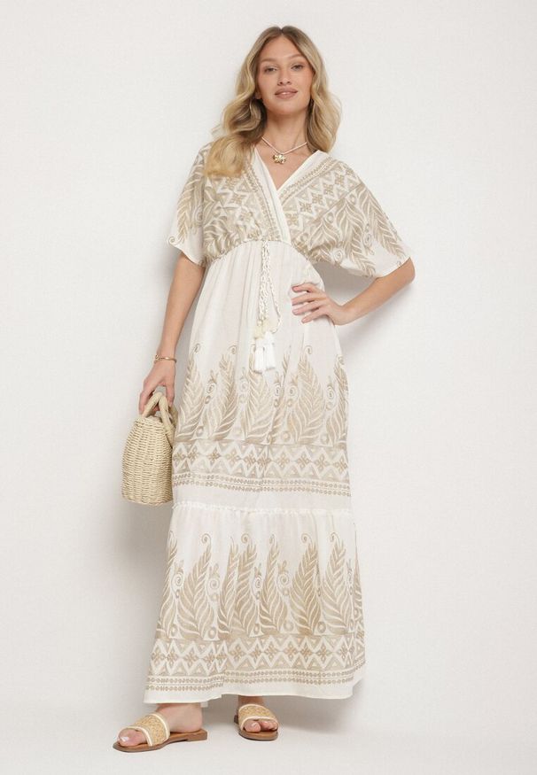Born2be - Biała Kopertowa Sukienka z Wiskozy Ozdobiona Frędzlami Redare. Okazja: na co dzień. Typ kołnierza: dekolt w serek. Kolor: biały. Materiał: wiskoza. Wzór: aplikacja. Typ sukienki: kopertowe. Styl: boho, klasyczny, casual