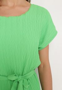 Born2be - Jasnozielona Sukienka z Krótkim Rękawem i Materiałowym Paskiem Ellata. Okazja: na co dzień, do pracy, na spotkanie biznesowe. Kolor: zielony. Materiał: materiał. Długość rękawa: krótki rękaw. Typ sukienki: proste. Styl: biznesowy, casual #3