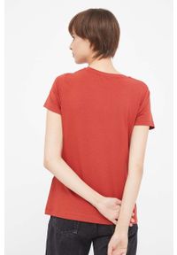 DKNY - Dkny t-shirt damski kolor czerwony. Kolor: czerwony. Materiał: dzianina. Styl: klasyczny #4