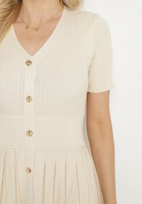 Born2be - Jasnobeżowa Sukienka z Wiskozy o Rozkloszowanym Kroju z Plisami i Guzikami Alusena. Okazja: na co dzień. Kolor: beżowy. Materiał: wiskoza. Typ sukienki: rozkloszowane. Styl: elegancki, casual #2