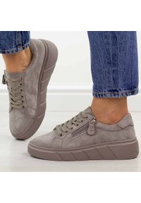 Taupe skórzane półbuty damskie na platformie Jezzi 18-18. Okazja: na co dzień. Zapięcie: sznurówki. Materiał: skóra, nubuk. Szerokość cholewki: normalna. Sezon: wiosna, jesień, lato. Obcas: na platformie. Styl: casual, elegancki, sportowy, klasyczny #1