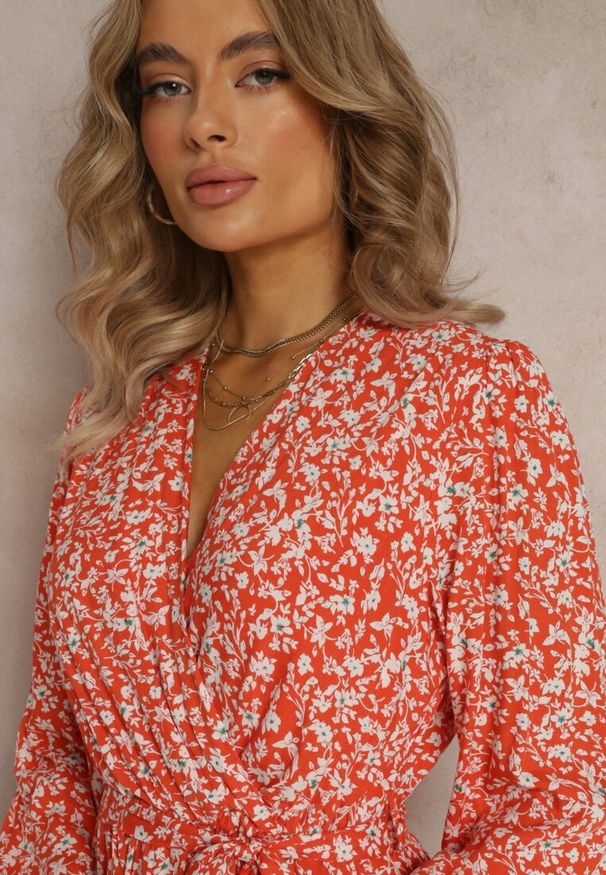 Renee - Pomarańczowa Sukienka w Kwiaty z Falbaną i Wiązanym Paskiem Zeralia. Typ kołnierza: dekolt kopertowy. Kolor: pomarańczowy. Materiał: materiał. Wzór: kwiaty. Sezon: wiosna, lato. Typ sukienki: kopertowe