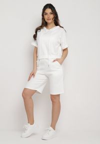 Born2be - Biały Komplet Dresowy z Bluzą z Krótkimi Rękawami i Szortami Helgia. Kolor: biały. Materiał: dresówka #4