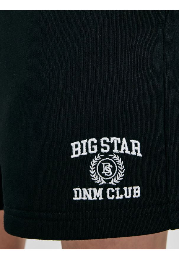 Big-Star - szorty dziewczęce dresowe z haftem czarne amaja 906. Okazja: na co dzień. Kolor: czarny. Materiał: dresówka. Wzór: haft. Styl: casual, sportowy, elegancki