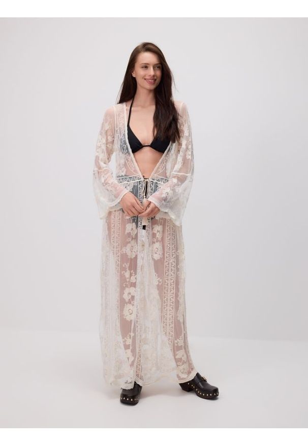 Reserved - Długa narzutka plażowa - kremowy. Okazja: na plażę. Kolor: kremowy. Materiał: tkanina, bawełna. Długość: długie