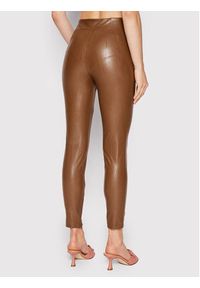 Guess Spodnie z imitacji skóry W2YB16 WEPI0 Brązowy Slim Fit. Kolor: brązowy. Materiał: syntetyk, skóra #3