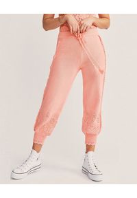 LOVE SHACK FANCY - Brzoskwiniowe spodnie Nyla. Kolor: pomarańczowy. Materiał: materiał, bawełna. Wzór: ażurowy