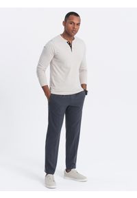 Ombre Clothing - Męski longsleeve z guzikami przy dekolcie - jasnobeżowy V6. Okazja: na co dzień. Kolor: beżowy. Materiał: dzianina, jersey, bawełna. Długość rękawa: długi rękaw. Wzór: aplikacja. Styl: casual, klasyczny