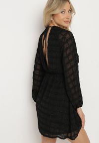 Born2be - Czarna Błyszcząca Sukienka o Rozkloszowanym Kopertowym Kroju z Odkrytymi Plecami Issanea. Okazja: na co dzień. Kolor: czarny. Materiał: skóra. Wzór: aplikacja. Typ sukienki: kopertowe. Styl: casual, rockowy, elegancki #6