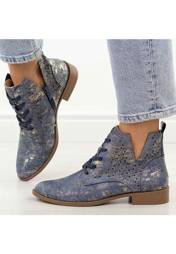 Niebieskie jeans ażurowe botki damskie Jezzi Mam65-112. Okazja: na co dzień. Kolor: niebieski. Szerokość cholewki: normalna. Wzór: ażurowy. Materiał: skóra. Sezon: wiosna, jesień, lato. Obcas: na obcasie. Styl: casual, elegancki, boho, klasyczny. Wysokość obcasa: niski