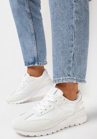 Born2be - Białe Sneakersy z Kolorowymi Wstawkami Rawilo. Kolor: biały. Materiał: jeans, dresówka. Wzór: kolorowy