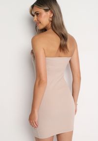 Born2be - Beżowa Dopasowana Sukienka Bandeau Prążkowana bez Ramiączek z Falbanką przy Dekolcie Vikorry. Okazja: na co dzień. Kolor: beżowy. Materiał: prążkowany. Długość rękawa: bez ramiączek. Sezon: lato, wiosna. Typ sukienki: proste. Styl: casual #7