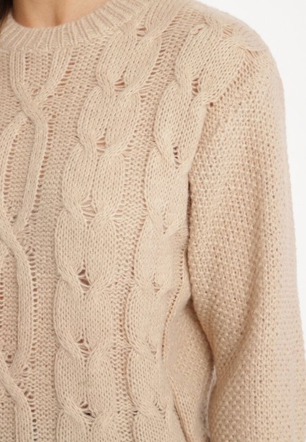 Born2be - Ciemnobeżowy Sweter z Bawełną i Ozdobnym Splotem Savalissea. Okazja: na spotkanie biznesowe. Kolor: beżowy. Materiał: bawełna. Wzór: ze splotem. Styl: klasyczny, biznesowy, elegancki