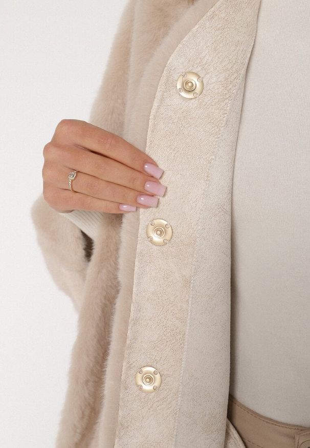 Born2be - Beżowe Ponczo z Futerkiem i Wiązanym Paskiem Monalena. Okazja: do pracy, na co dzień, na spotkanie biznesowe. Kolor: beżowy. Materiał: futro. Styl: casual, elegancki, biznesowy