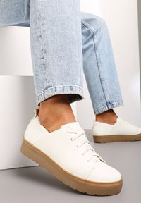Born2be - Białe Sneakersy Gorsey. Nosek buta: okrągły. Kolor: biały. Materiał: materiał. Obcas: na platformie #4