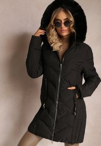 Renee - Czarna Kurtka o Fasonie Płaszcza z Pikowaniem i Futrzanym Kapturem Mavila. Kolor: czarny. Materiał: futro. Długość: długie #4