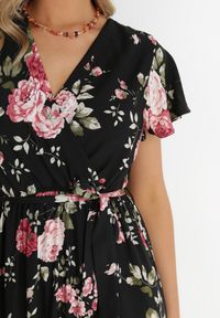 Born2be - Czarna Kopertowa Sukienka w Kwiatowy Wzór z Paskiem i Falbanką Thellippe. Typ kołnierza: dekolt kopertowy, dekolt w kształcie V. Kolor: czarny. Wzór: kwiaty. Typ sukienki: kopertowe. Materiał: tkanina. Długość rękawa: krótki rękaw. Sezon: lato. Styl: elegancki. Długość: maxi #3