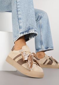 Born2be - Ciemnobeżowe Sneakersy Typu Tenisówki z Welurową Kokardą Anorisse. Okazja: na co dzień. Kolor: beżowy. Materiał: welur #4