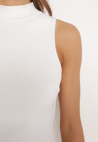 Born2be - Biała Sukienka z Półgolfem z Rozcięciem na Przodzie Aelwyn. Okazja: na co dzień, na imprezę. Kolor: biały. Materiał: skóra. Długość rękawa: krótki rękaw. Styl: casual #6